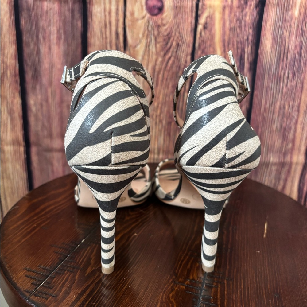 Chinese Laundry Black and Cream Zebra Strappy Heels Size 8.5 NWOT - Picture 6 of 11